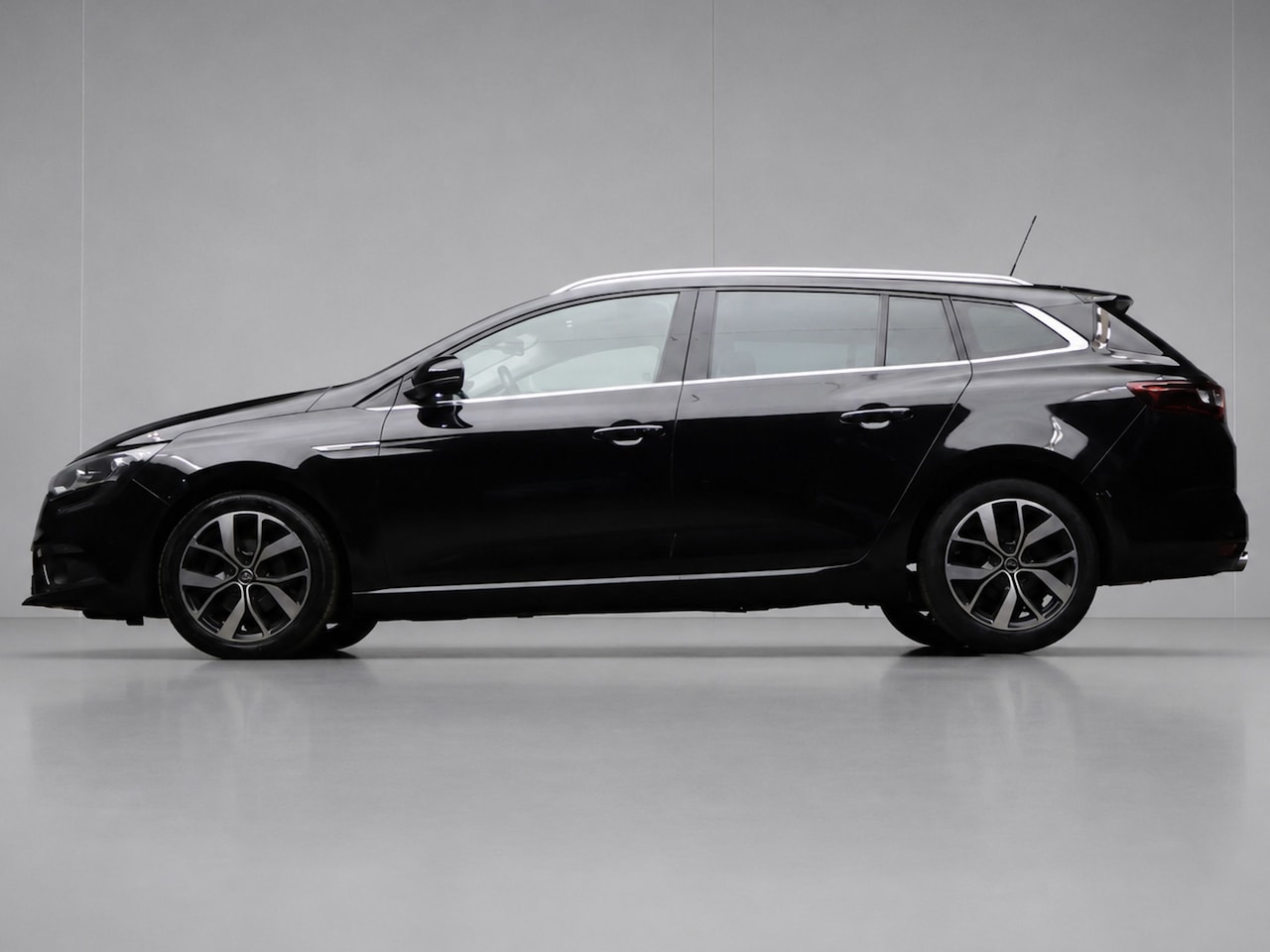 Renault Mégane Estate - 1.3 TCe Bose (SCHUIFDAK,APPLE CARPLAY,NAVI,LEDER,SPORTSTOELEN,CAMERA,TREKHAAK,PDC,CRUISE,G - AutoWereld.nl