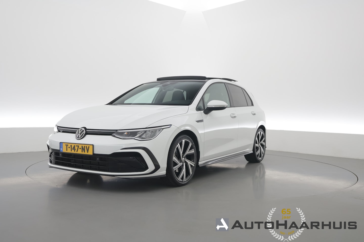 Volkswagen Golf - 1.5 eTSI R-Line DSG | Rijklaar! | Pano | Apple CarPlay | Camera | Stoel- Stuurverw. | Adap - AutoWereld.nl
