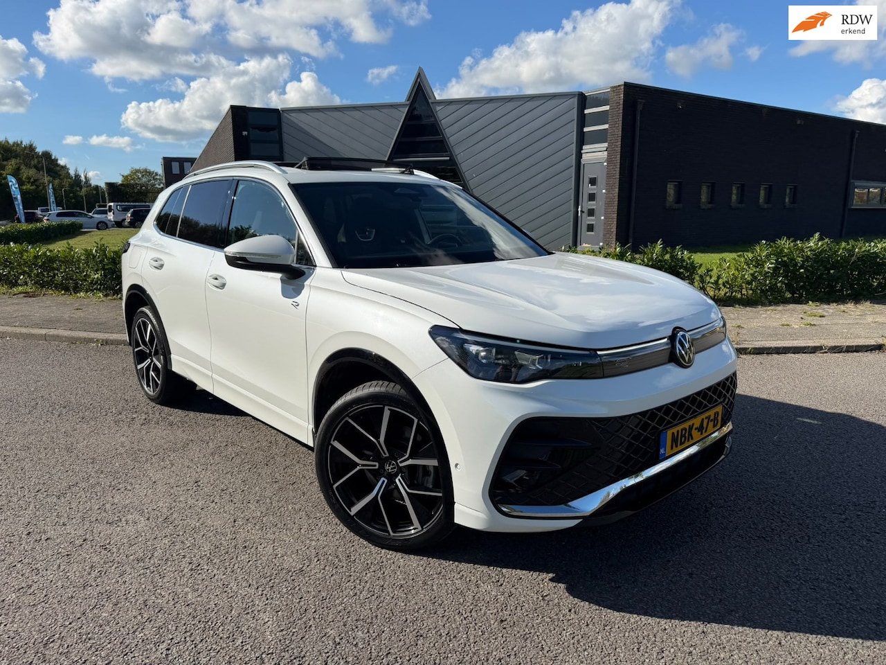 Volkswagen Tiguan - 1.5 eHybrid R-Line Edition |IQ.Light |Panorama dak | Lichtmetalen Velgen 20"| Plug-in |Tre - AutoWereld.nl