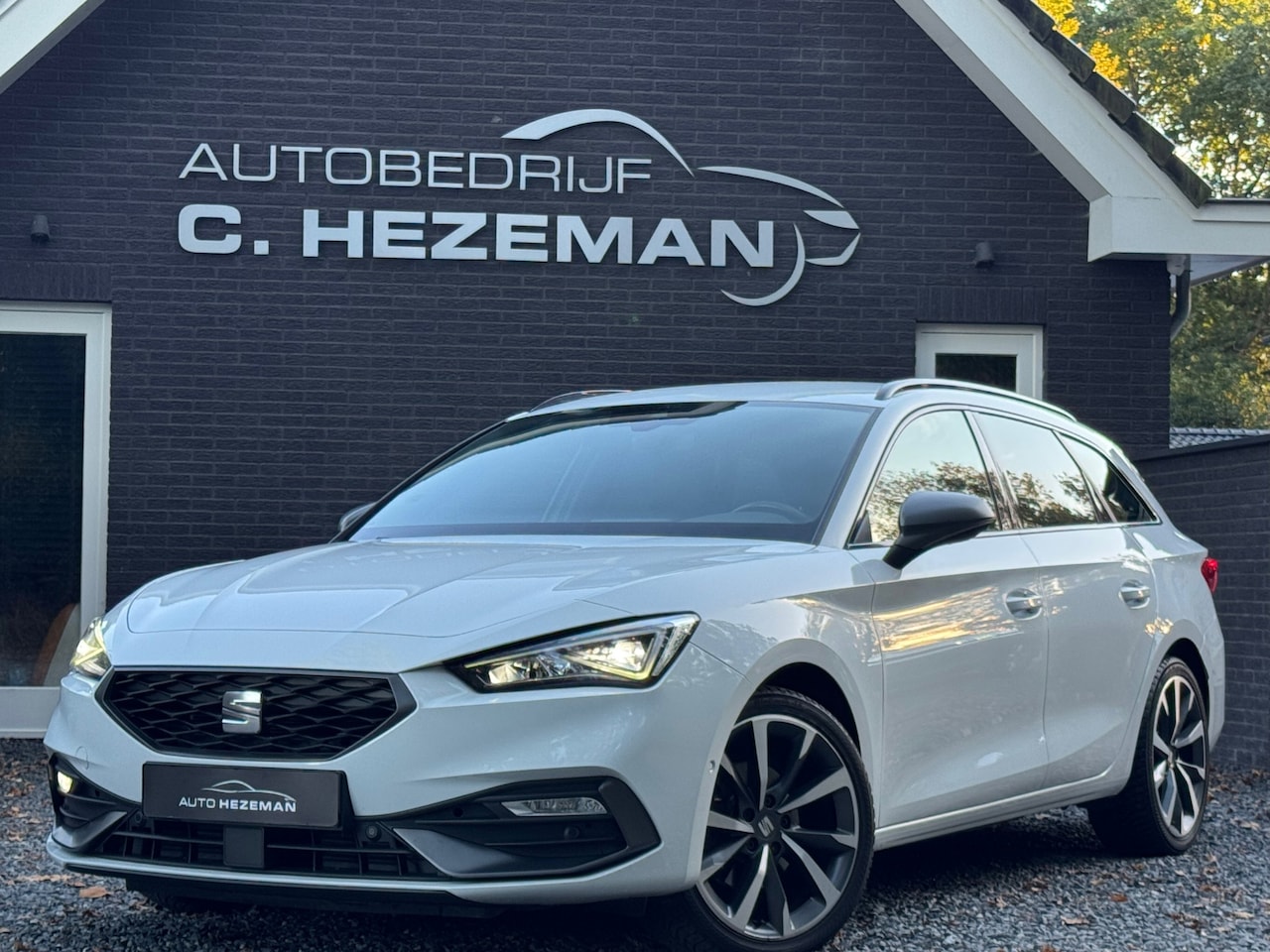 SEAT Leon Sportstourer - 1.5 TSI 150PK FR Business Intense 1e eigenaar DealerOH FULL LED BOMVOL - AutoWereld.nl