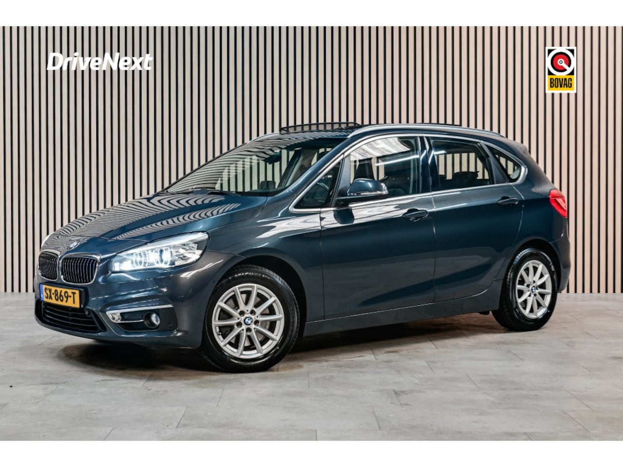 BMW 2-serie Active Tourer - 220i Luxury | PANO | STOELVERWARMING | ELEKTRISCHE STOELEN | TREKHAAK | - AutoWereld.nl