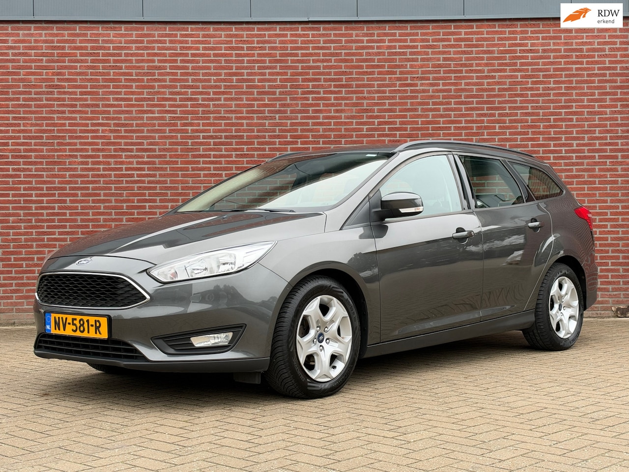 Ford Focus Wagon - 1.0 Trend / Airco / Elektrische ramen / trekhaak - AutoWereld.nl