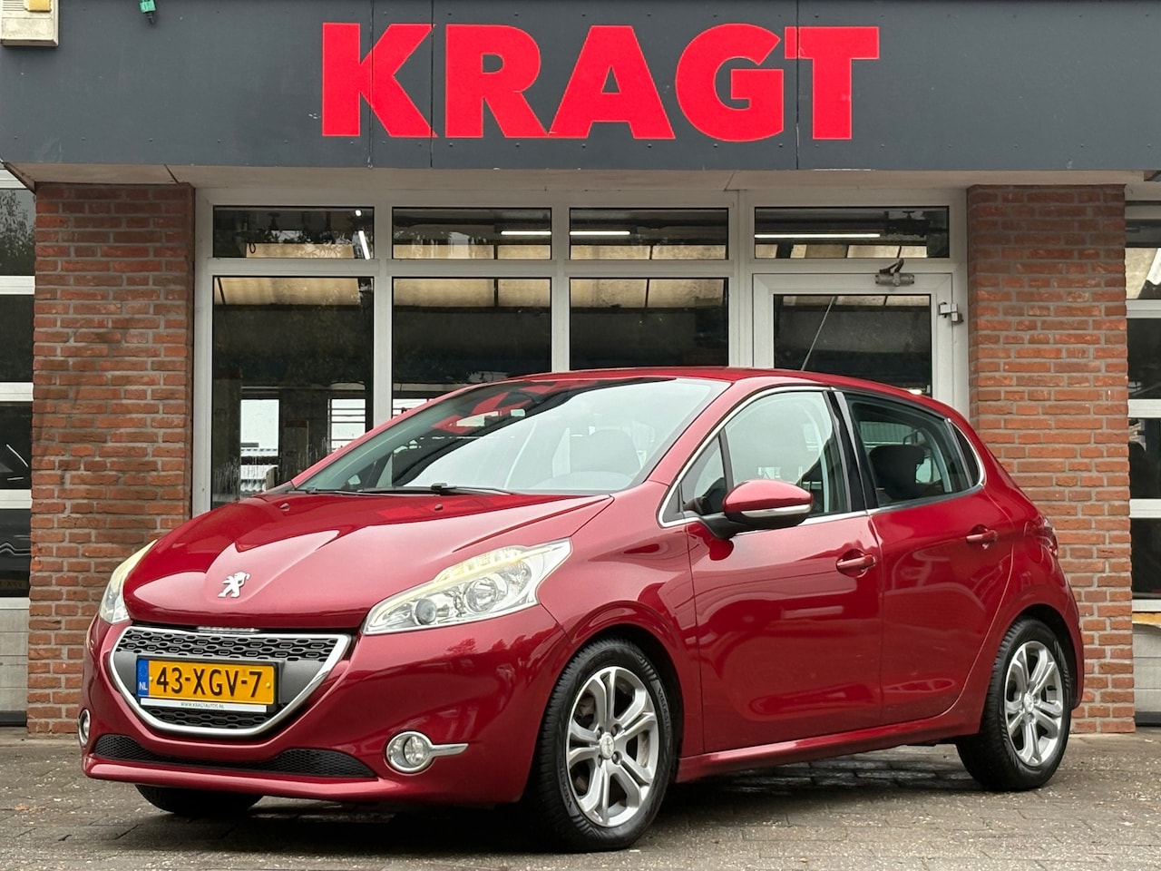 Peugeot 208 - Allure 1.6 VTi 120 pk - 5drs - climate - cruise - trekhaak - nette auto! - AutoWereld.nl