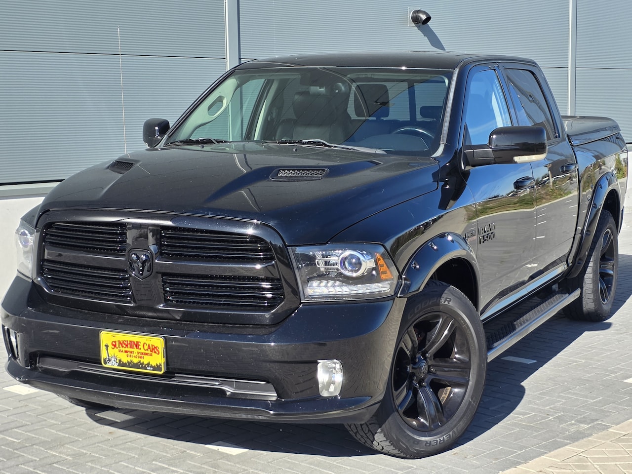 Dodge Ram 1500 - SPORT 4X4 CREW CAB. 5,7LTR V8 AUT. NIGHT EDITION ZEER LAGE CAT. WAARDE!! - AutoWereld.nl