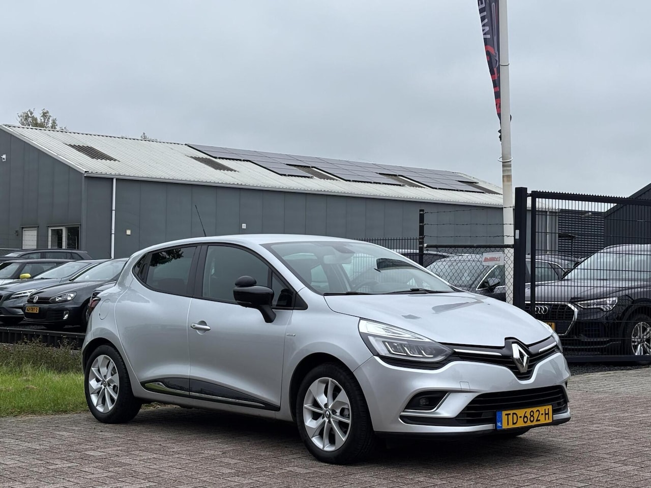 Renault Clio - 0.9 TCe Intens trekhaak pdc navigatie cruise - AutoWereld.nl