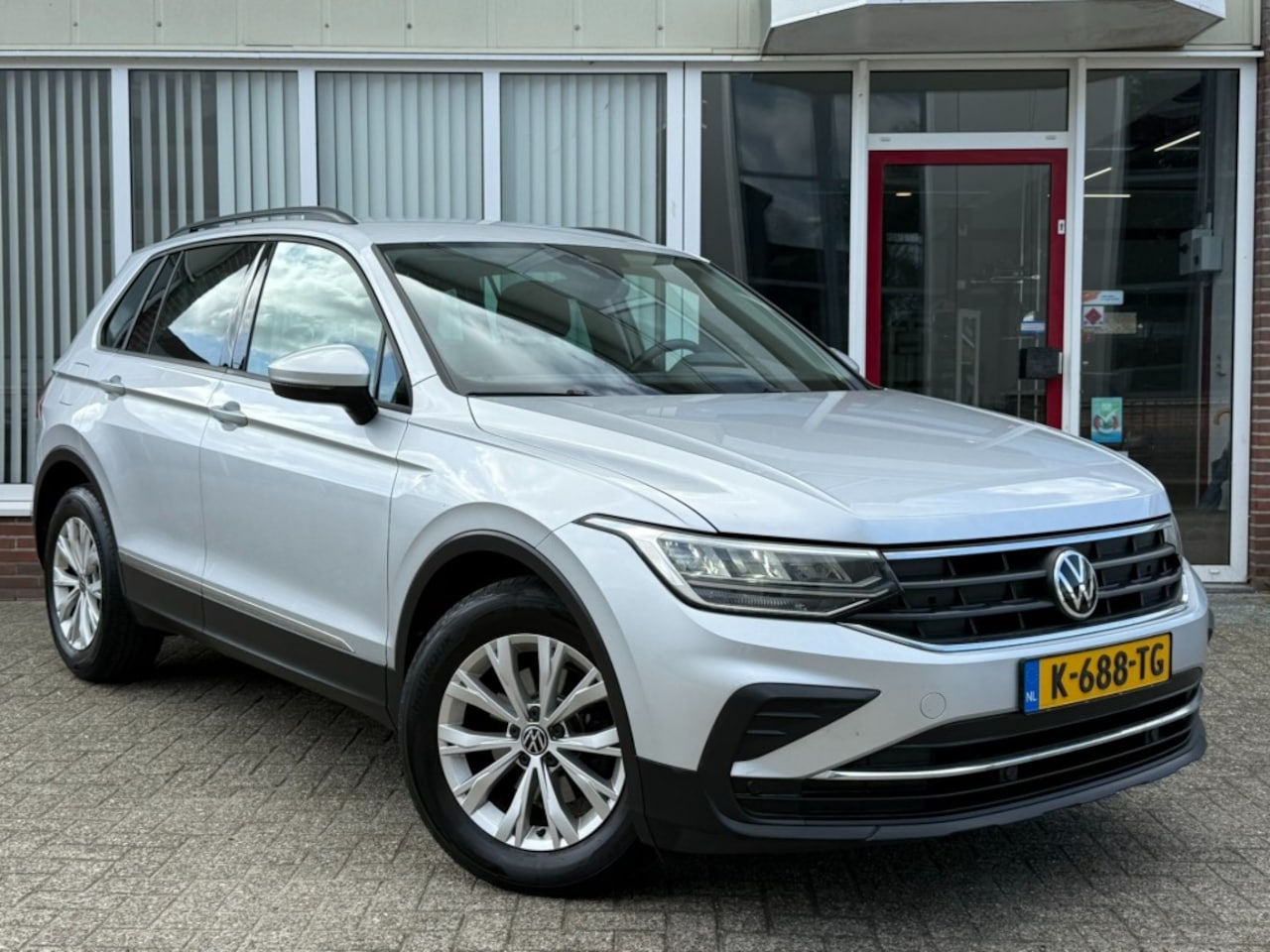 Volkswagen Tiguan - 1.5 TSI Life Orgineel NL I Stoelverwarming I Trekhaak I Adaptive Cruise I Volledig onderho - AutoWereld.nl