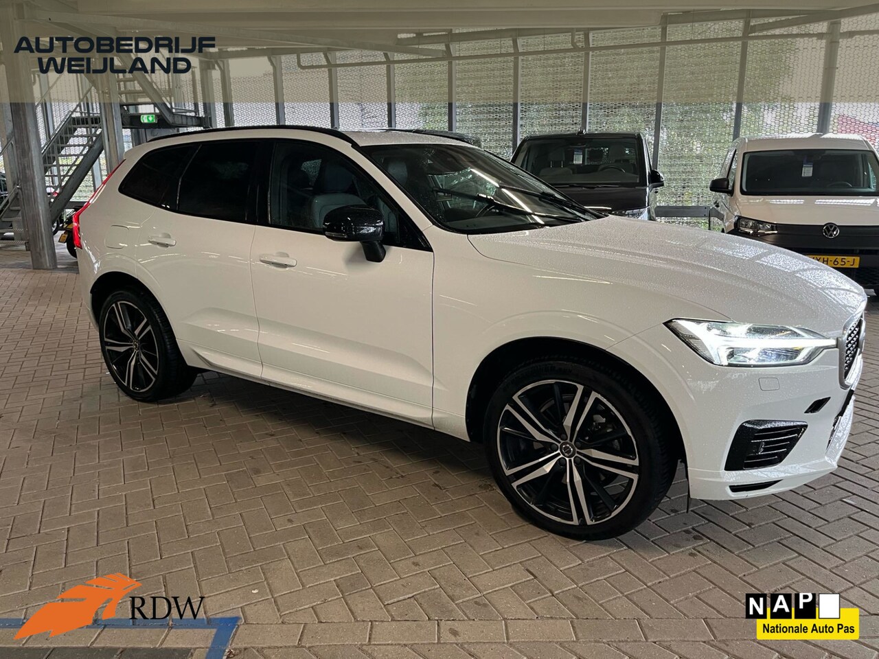 Volvo XC60 - 2.0 Recharge T8 AWD R-Design NIEUWSTAAT BTW-AUTO I Trekhaak I R-Design I Winterpakket I Bl - AutoWereld.nl