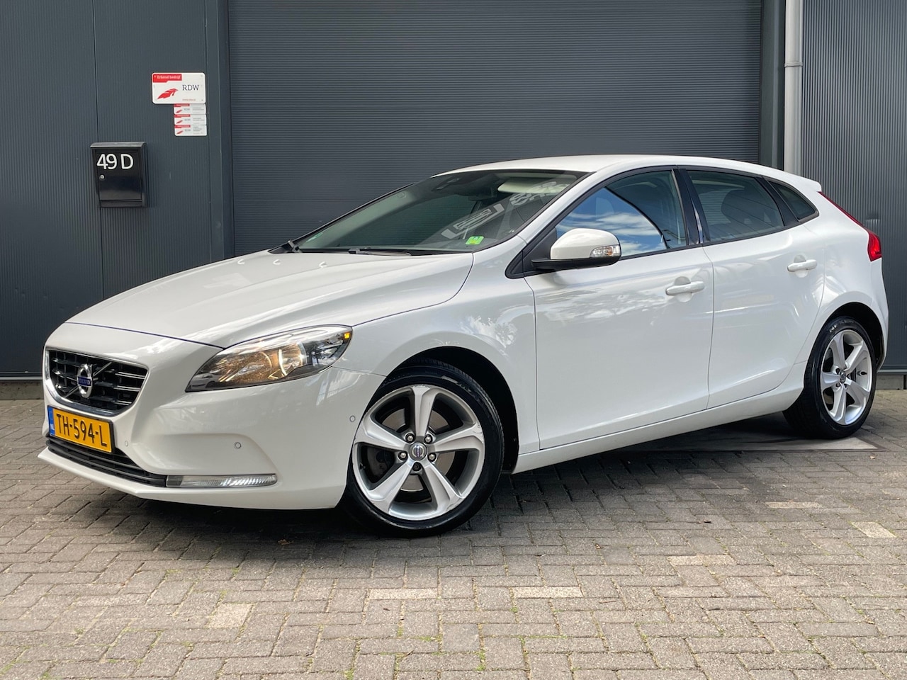 Volvo V40 - 1.6 T3 Momentum LEES TEKST CLIMA CAMERA BLUETOOTH PDC 6BAK MF STUUR LM VELGEN COMPLEET OND - AutoWereld.nl