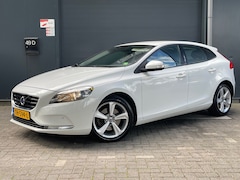 Volvo V40 - 1.6 T3 Momentum LEES TEKST CLIMA CAMERA BLUETOOTH PDC 6BAK MF STUUR LM VELGEN COMPLEET OND