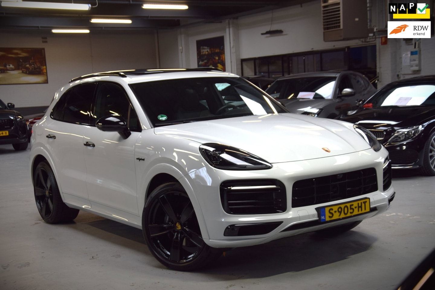 Porsche Cayenne - 3.0 E-Hybrid Platinum Edition Navi|Panoramadak|Org.NL|Dealer onderhouden - AutoWereld.nl