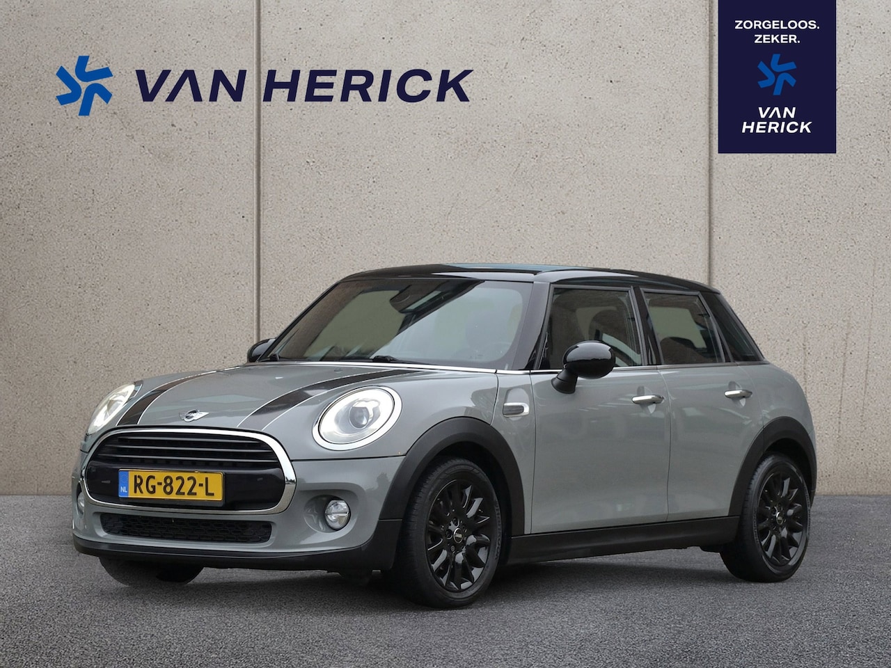 MINI 5-Deurs - 1.5 136PK Cooper Serious Business Automaat | Navigatie | Achteruitrijcamera | JCW interieu - AutoWereld.nl