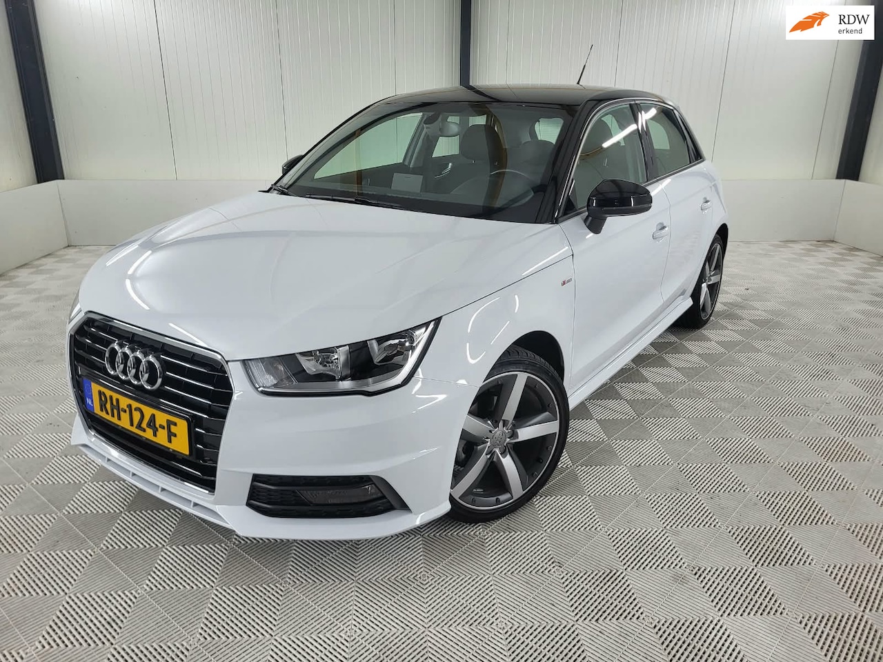 Audi A1 Sportback - 1.0 TFSI Adrenalin 1.0 TFSI Adrenalin, S-Line, Navigatie, Parkeersensoren - AutoWereld.nl