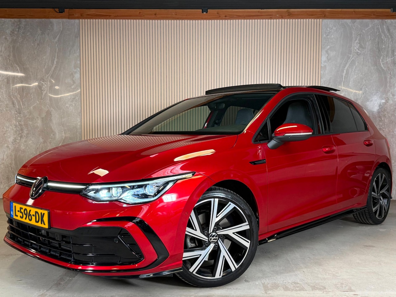 Volkswagen Golf - 1.5 eTSI R-Line Kings Red Pano HK Keyless IQ Light Carplay - AutoWereld.nl