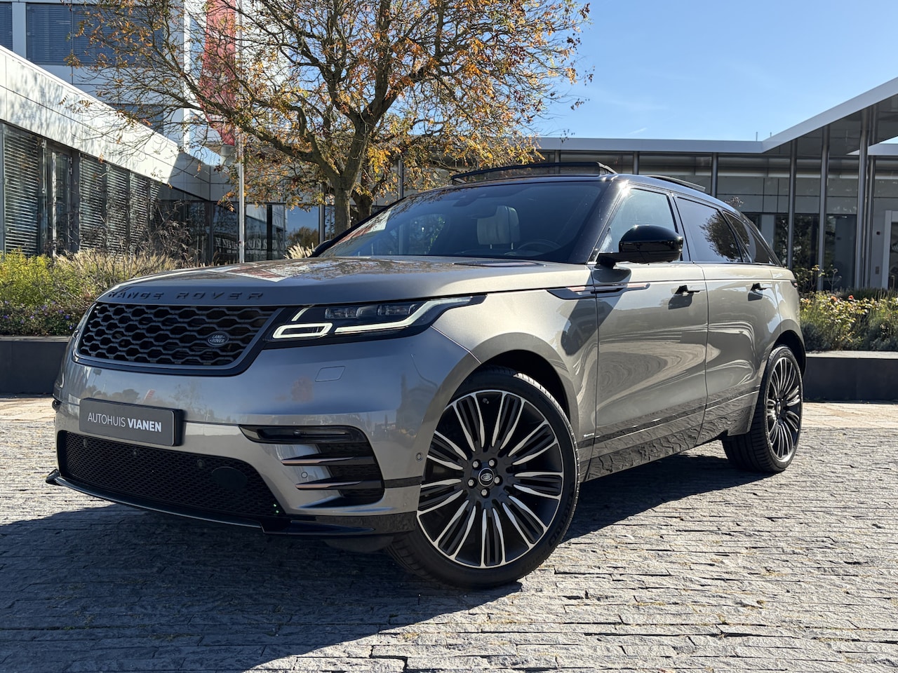 Land Rover Range Rover Velar - 3.0 V6 AWD First Edition / Pano / Luchtvering / Meridian Surround / Trekhaak - AutoWereld.nl