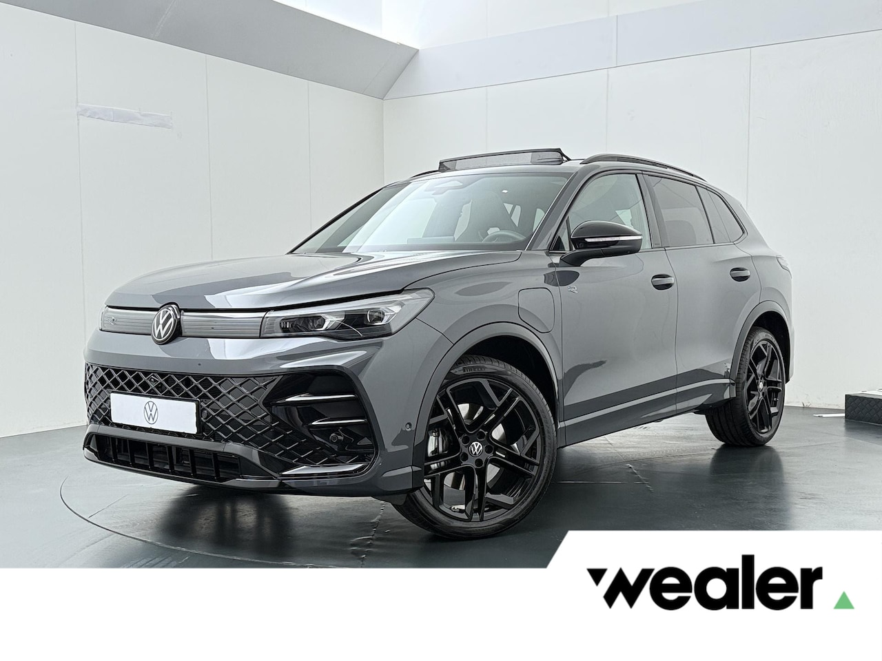 Volkswagen Tiguan - 1.5 eHybrid R-Line Edition | 272 PK | SoH 100% | Trekhaak wegklapbaar | Adaptive Cruise Co - AutoWereld.nl