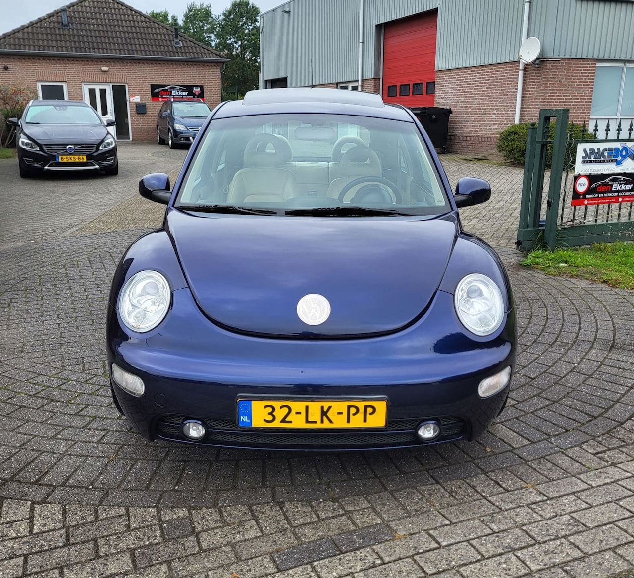 Volkswagen New Beetle - 2.3 V5 Highline 2.3 V5 Highline, CruisC, Airco, Leder! - AutoWereld.nl