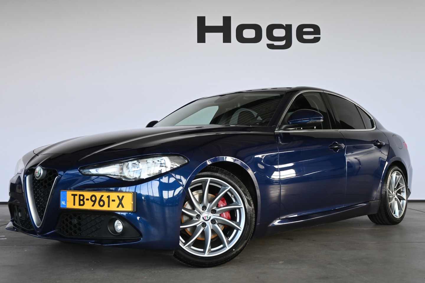 Alfa Romeo Giulia - 2.0T Automaat Super Clima Cruise control Navigatie Trekhaak PDC 100% Onderhouden Inruil mo - AutoWereld.nl