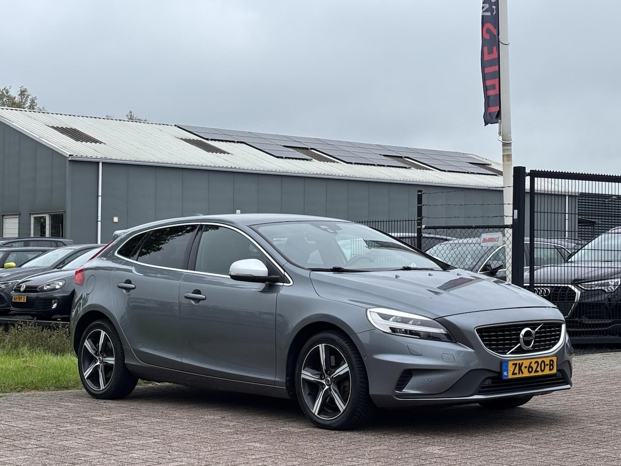Volvo V40 - 1.5 T3 Polar+ Sport R-Design trekhaak leder camera - AutoWereld.nl