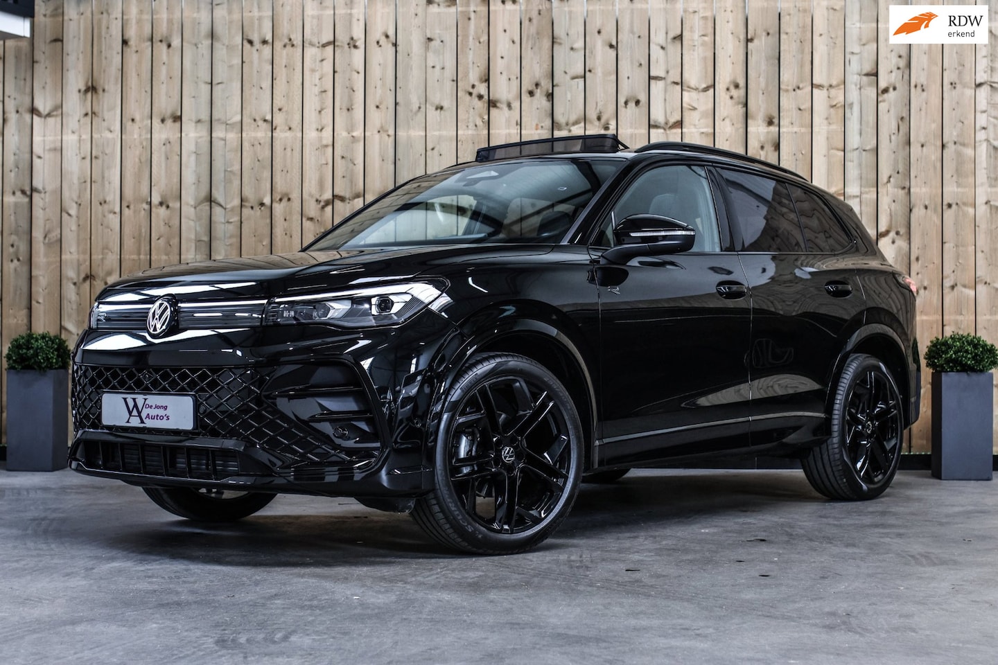 Volkswagen Tiguan - 1.5 eTSI R-Line *Pano*H/K*360 Camera*Head-Up*Keyless*Trekhaak* - AutoWereld.nl