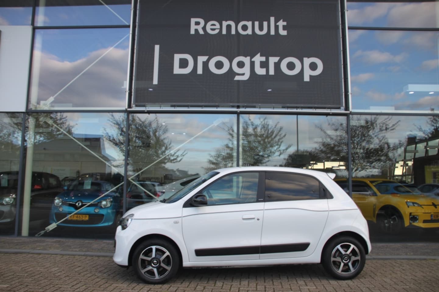 Renault Twingo - 70PK-LIMITED-AUTOM-74DKM-AIRCO-CRUISE-BLUET-LMV- - AutoWereld.nl