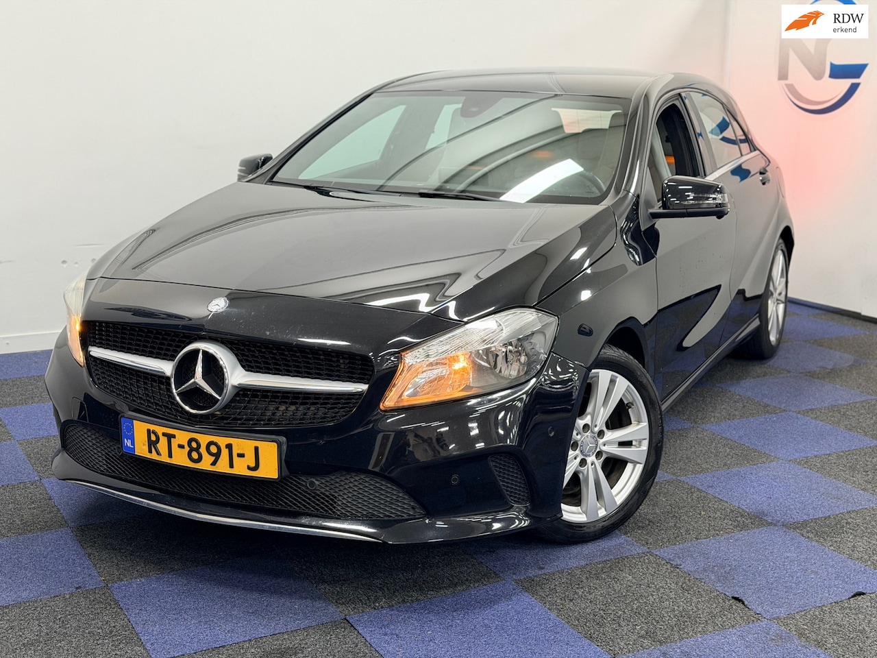 Mercedes-Benz A-klasse - 180 Ambition / AUTOMAAT / DEALER ONDERHOUDEN / NETTE AUTO - AutoWereld.nl
