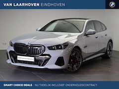 BMW i5 - eDrive40 M Sport / Panoramadak / Parking Assistant Plus / Adaptieve LED / Stoelventilatie