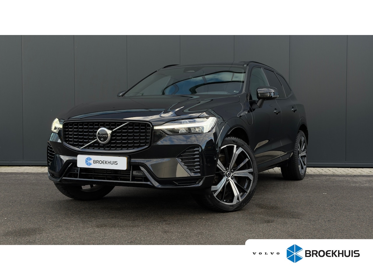 Volvo XC60 - 340pk 2.0 T6 Plug-in hybrid AWD R-design | Longe Range | SOH: 95,59% | Trekhaak | 360 Came - AutoWereld.nl