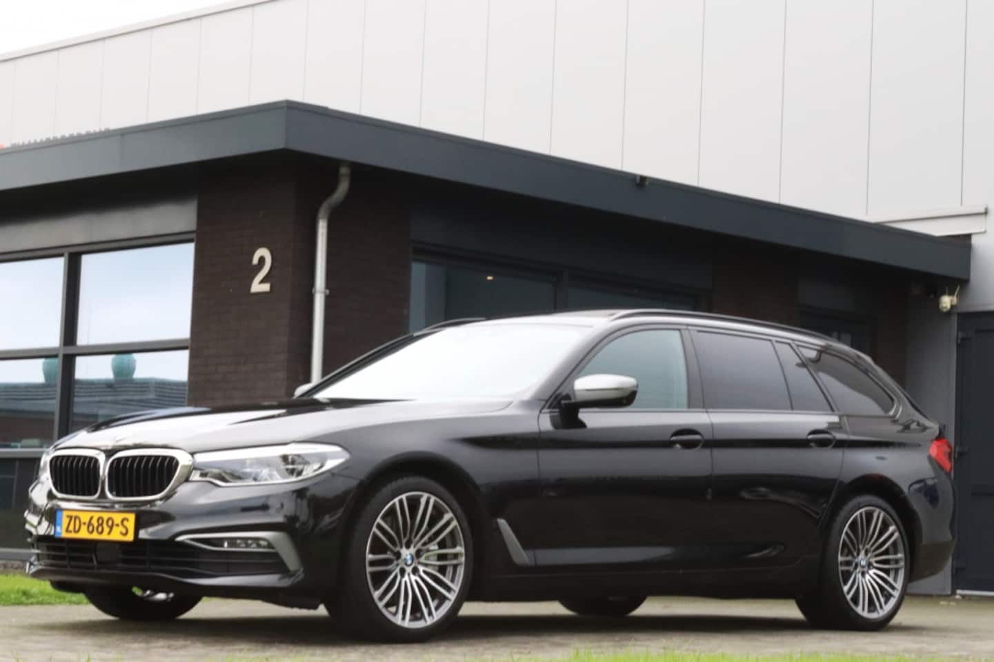 BMW 5-serie Touring - 540i xDrive Pano Softclose Trekhaak Dealer oh. 6 cilinder I 340PK - AutoWereld.nl
