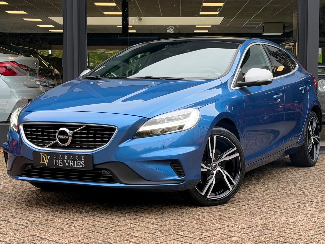 Volvo V40 - 2.0 T3 R-Design Panoramadak Full Option Camera Leder Stoelverwarming Cruise Garantie - AutoWereld.nl