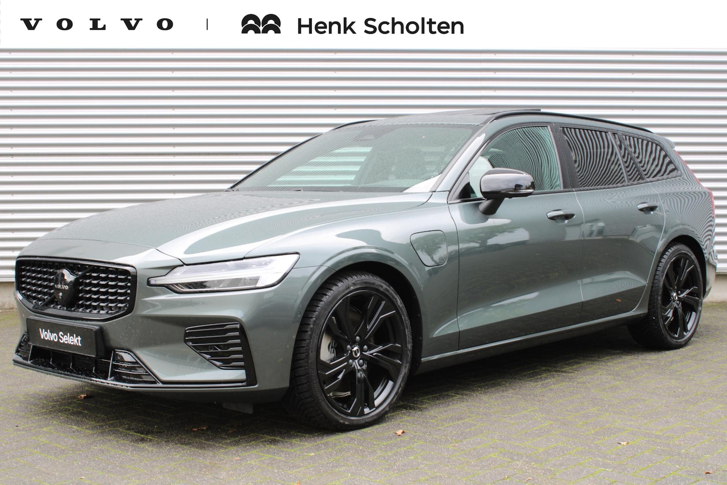 Volvo V60 - 2.0 T6 Plug-in hybrid AWD Plus Dark Head-up Display | Harman/Kardon Premium Geluidssysteem - AutoWereld.nl