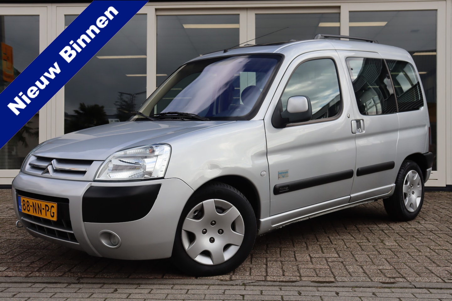 Citroën Berlingo - 1.6i Multispace Petit Paradis 1.6i Multispace Petit Paradis, Rolstoelauto met oprij-/laadsysteem en elektrische bedienin - AutoWereld.nl