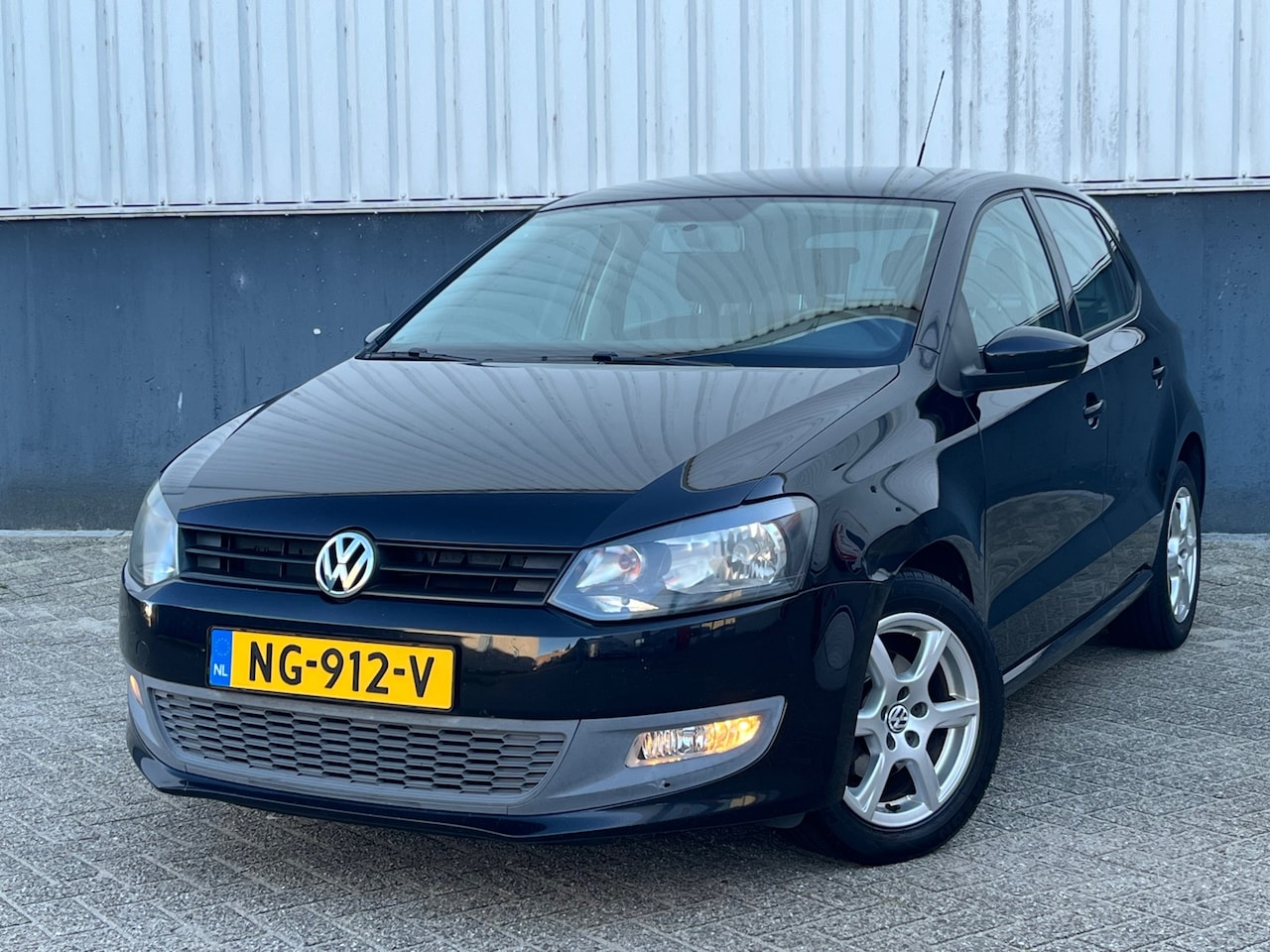 Volkswagen Polo - 1.4-16V Comfortline 5drs | Airco | Carplay | Android | Sportwielen | CPV met afst.bed. | E - AutoWereld.nl