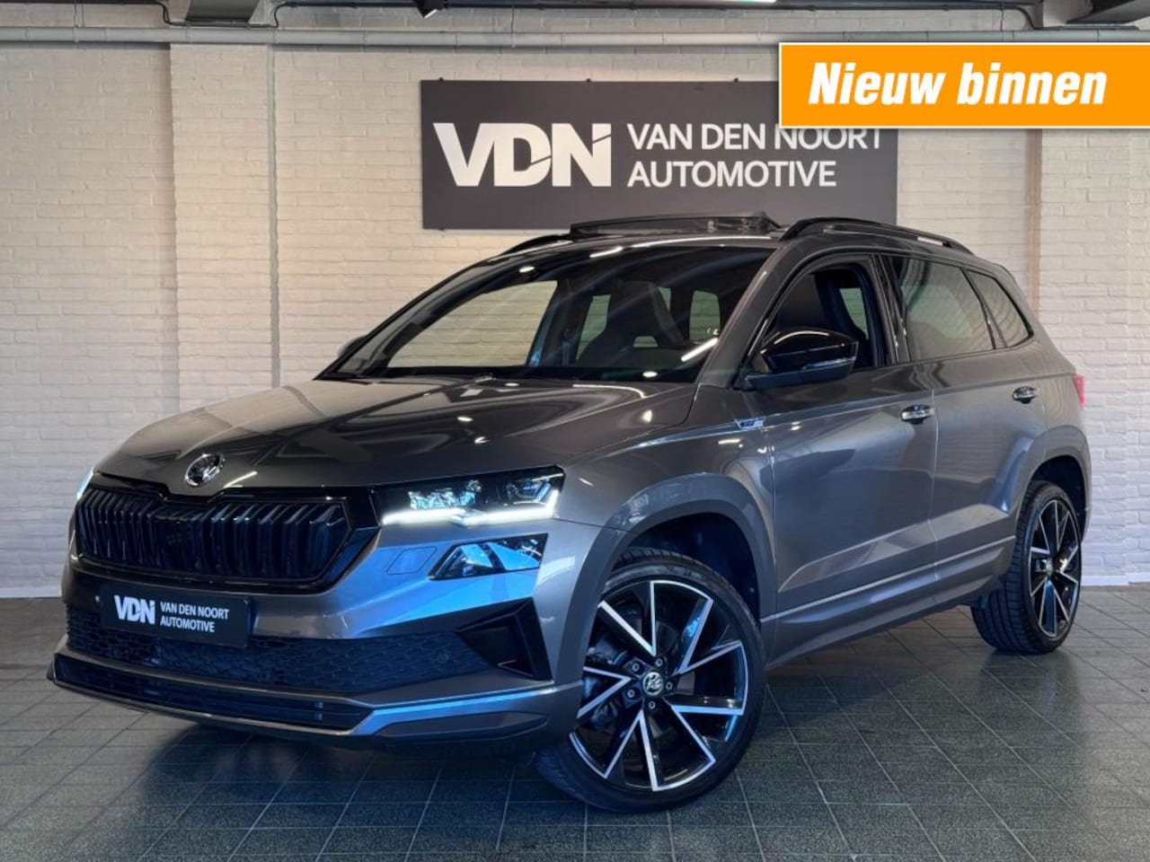 Skoda Karoq - 1.5 TSI Sportline Business Pano DCC Trekhaak ACC 19'' - AutoWereld.nl