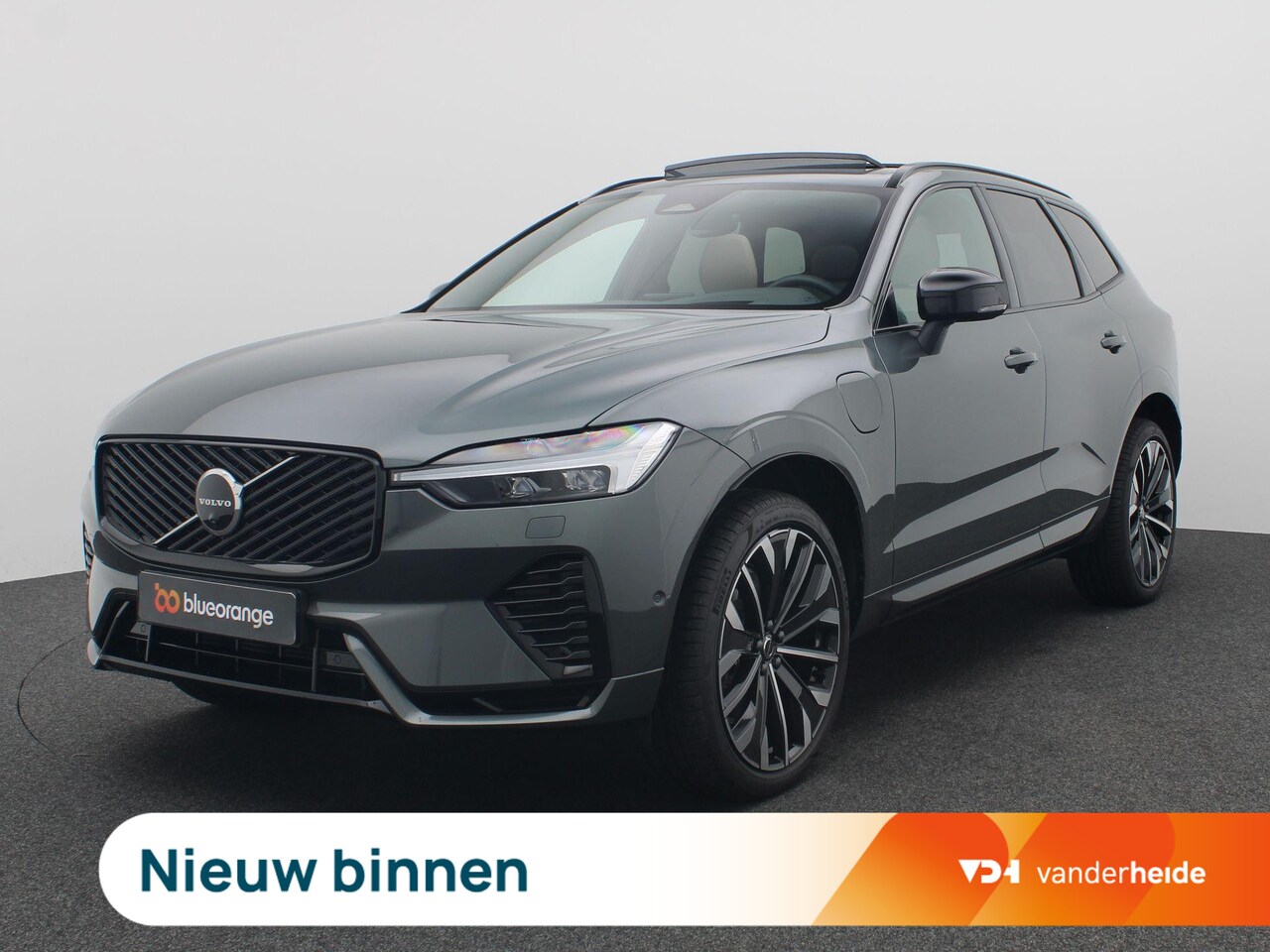 Volvo XC60 - 2.0 T6 Plug-in hybrid AWD Plus Dark 355PK Aut. Panoramadak, Trekhaak, 360gr. Camera, Head- - AutoWereld.nl