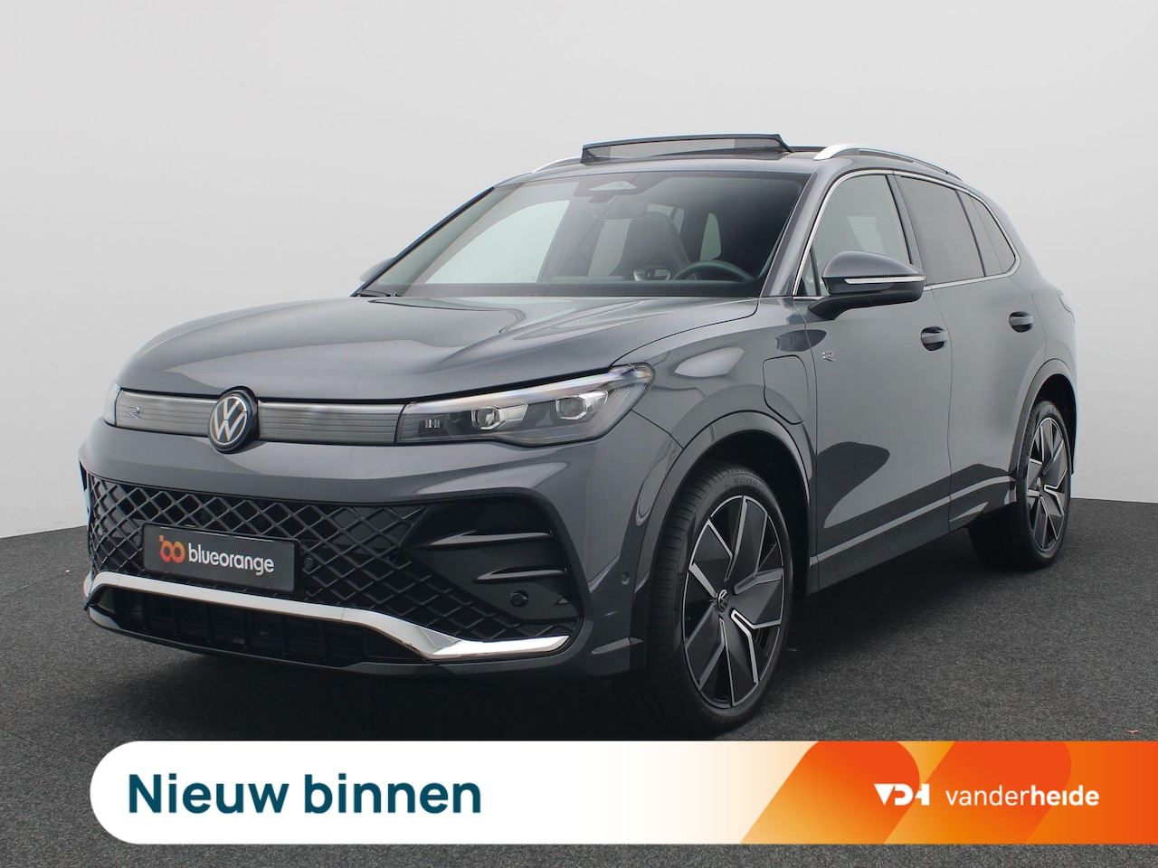 Volkswagen Tiguan - 1.5 eHybrid R-Line 204PK DSG SOH 99,97%, Panoramadak, Achteruitrijcamera, 20" LM Velgen, K - AutoWereld.nl