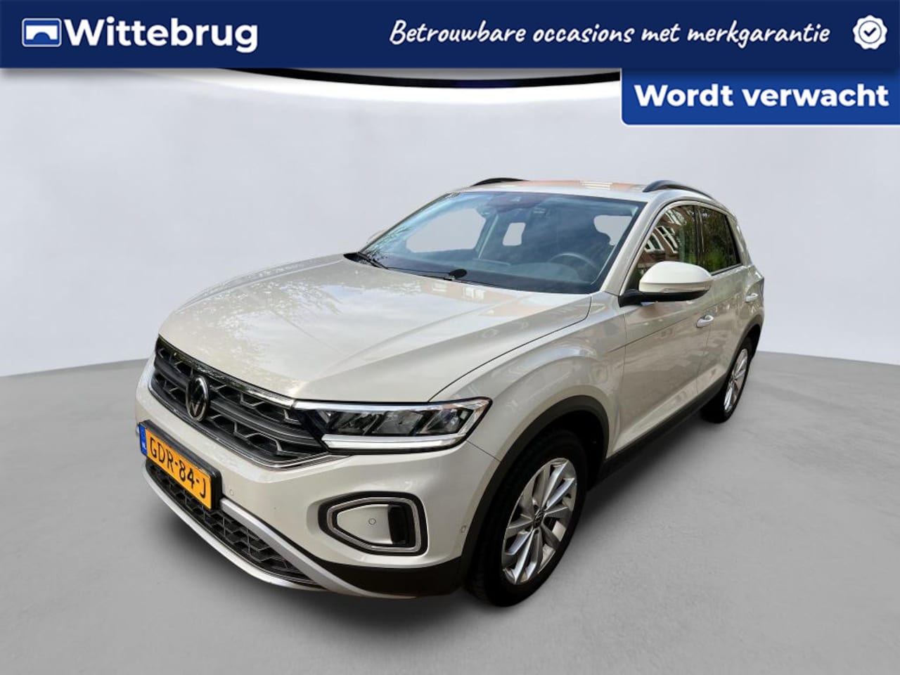 Volkswagen T-Roc - 1.0 TSI 115pk Life Edition / Navigatie by APP / Camera / LM 17 inch / Climate control / LE - AutoWereld.nl