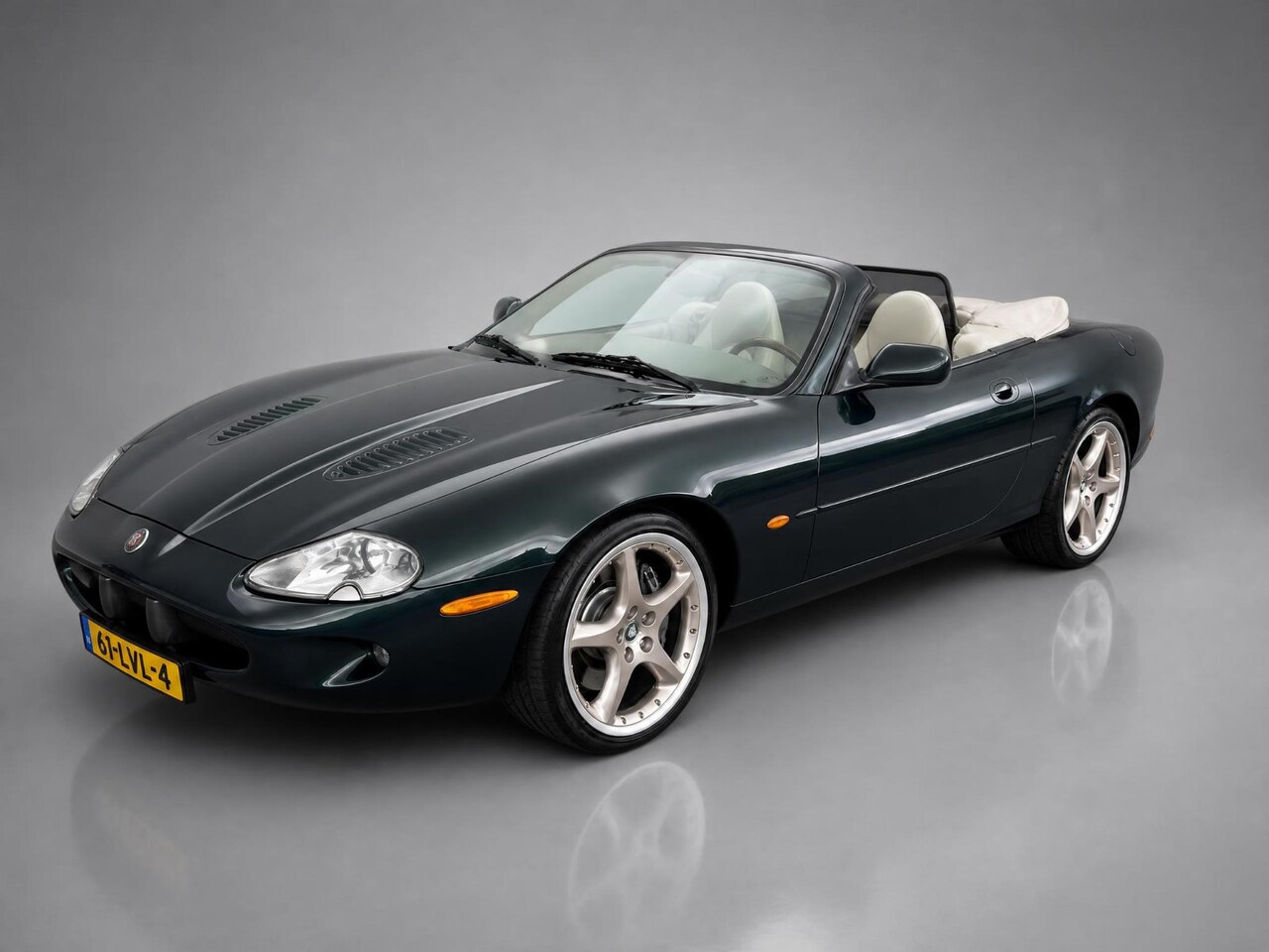 Jaguar XKR - 4.0 V8 Convertible Unieke uitvoering in kleurcombinatie en alle opties. Historie aantoonba - AutoWereld.nl