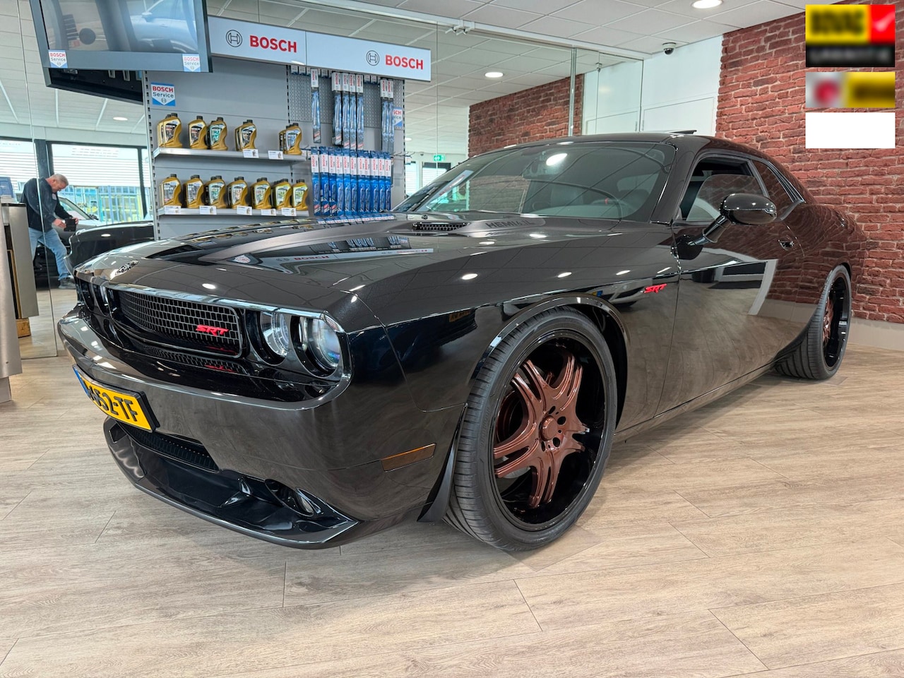 Dodge Challenger - SRT 8 HEMI 6.1 UNIEK!! AANTOONBAAR 1e EIGENAAR WESLEY SNEIJDER - AutoWereld.nl