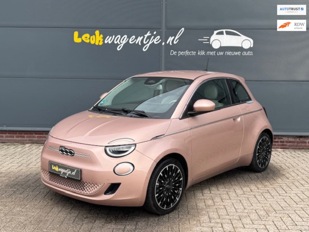 Fiat 500e - 3+1 La Prima 42 kWh *camera *carplay *leder *17” - AutoWereld.nl