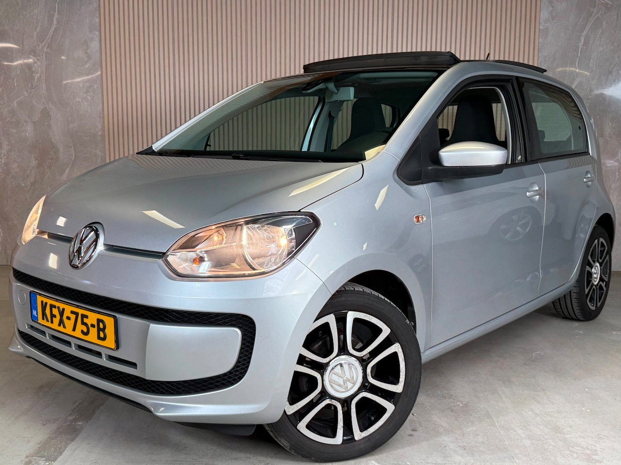 Volkswagen Up! - 1.0 High Up! Pano Airco Elektrische Pakket - AutoWereld.nl