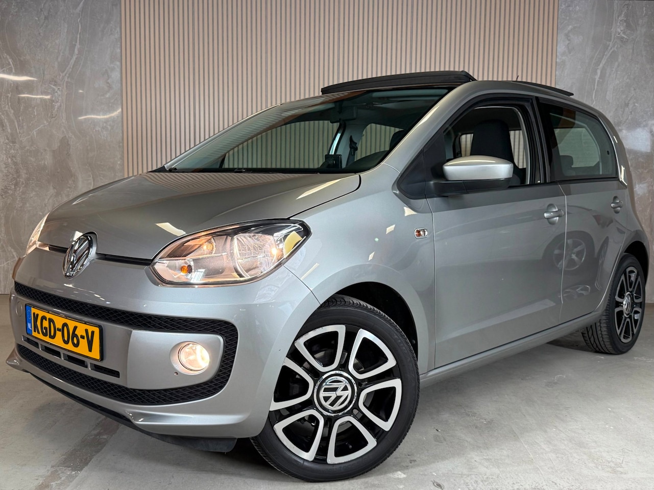 Volkswagen Up! - 1.0 High Up! Pano Airco Navi Elektrische Pakket - AutoWereld.nl