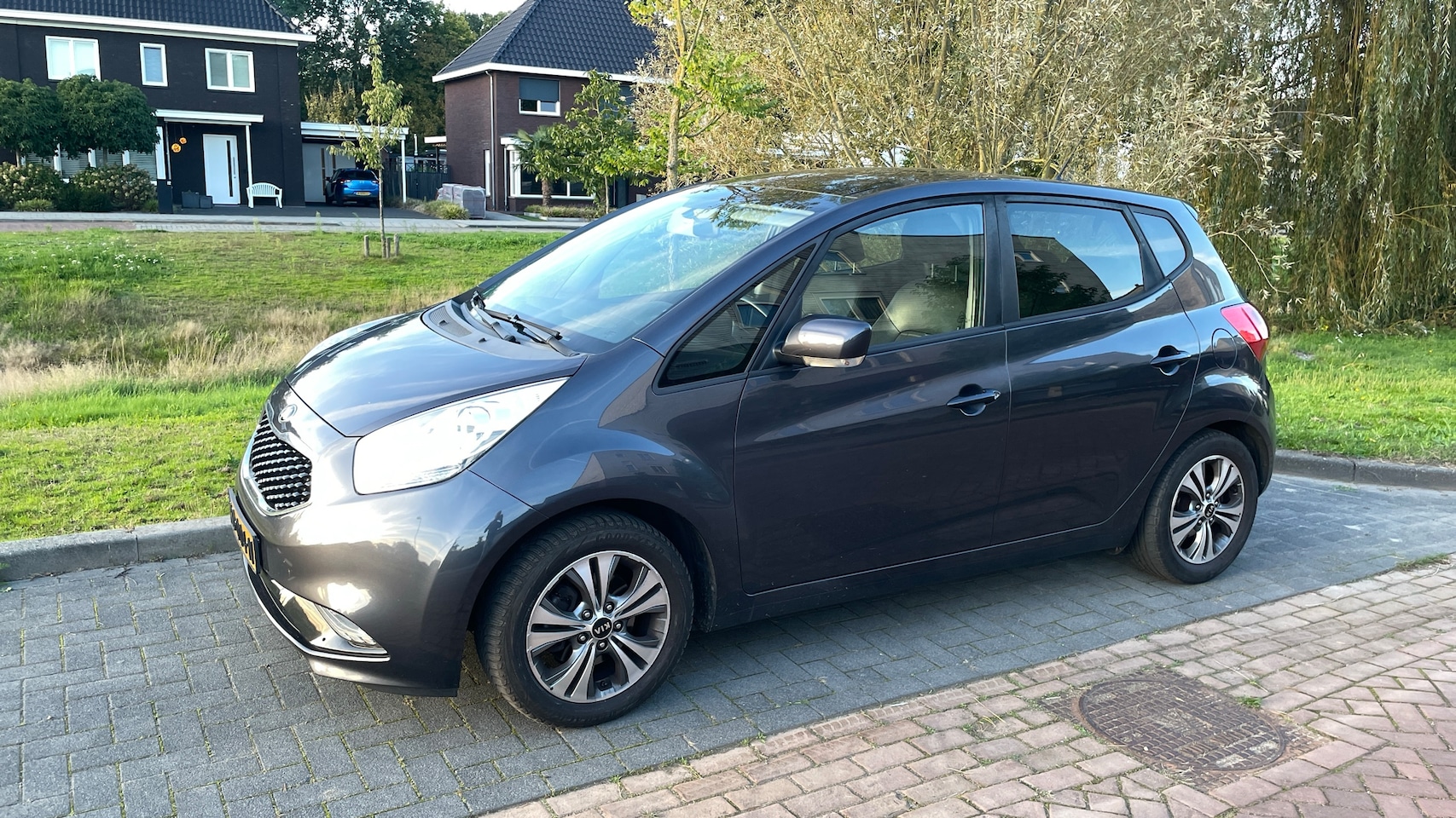 Kia Venga - 1.4 CVVT Summer Edition Schuifdak met zonnescherm, trekhaak (fietsendrager gebruikt) - AutoWereld.nl