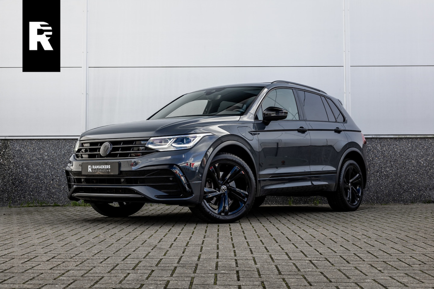 Volkswagen Tiguan - 1.4 TSI eHybrid R-Line Business+ Pano / Trekhaak / Black / - AutoWereld.nl