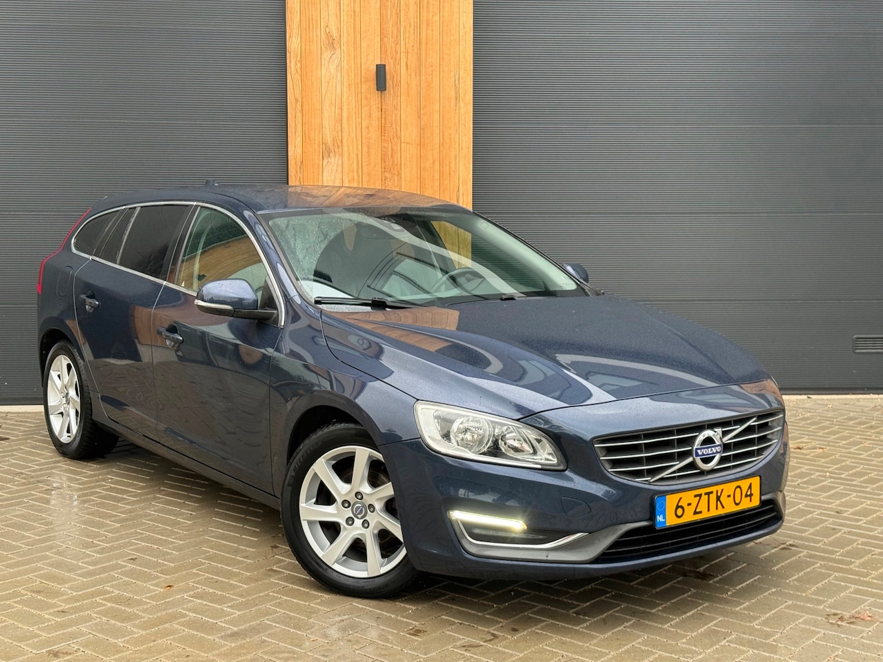 Volvo V60 - 2.0 D4 Summum EURO6|2E EIGENAAR|LEER|CLIMA|NAVI - AutoWereld.nl