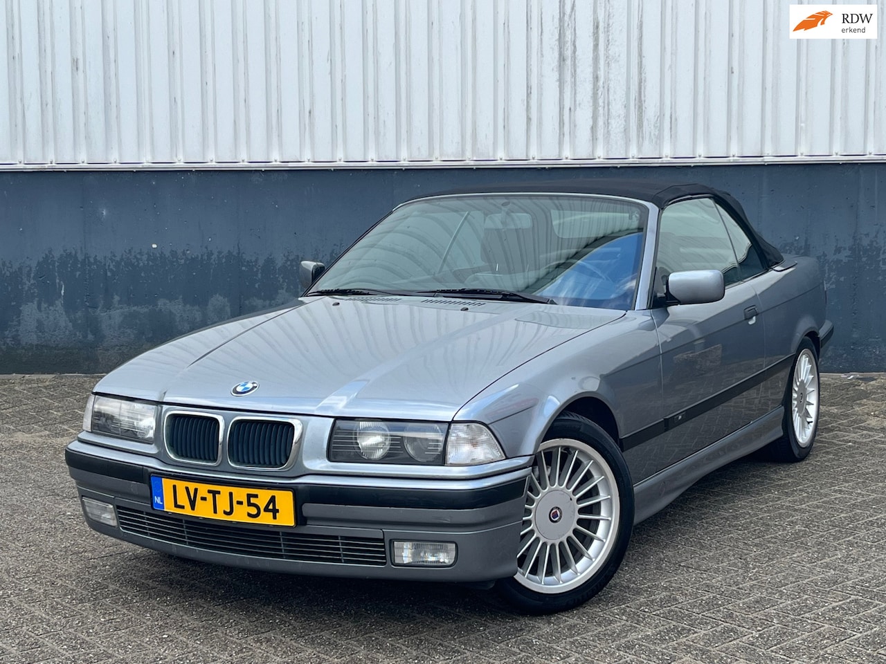 BMW 3-serie Cabrio - 325i Automaat E36 | 6-Cilinder | Hardtop + Softtop | Klassieker | Silbergrau Metallic | Le - AutoWereld.nl