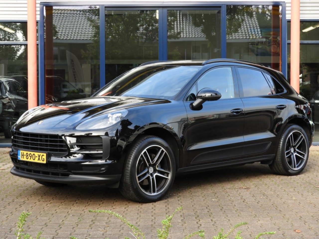 Porsche Macan - 245PK Facelift/Pano/luchtvering/elektr trekhaak/camera - AutoWereld.nl