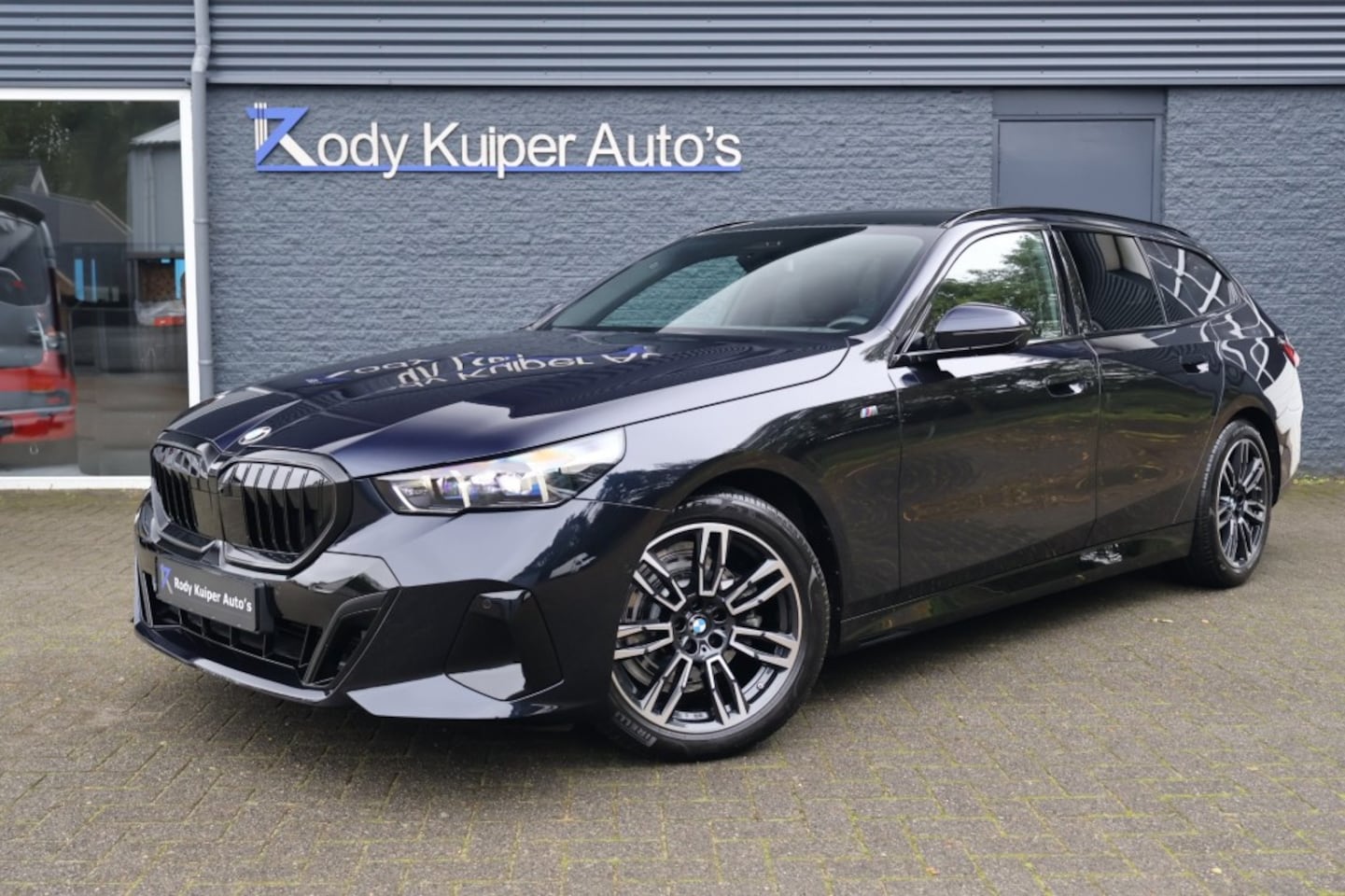 BMW 5-serie Touring - 520D Touring M Sport Pano/4-wielbesturing/Trekhaak/Head-up/Bowers en Wilkins - AutoWereld.nl