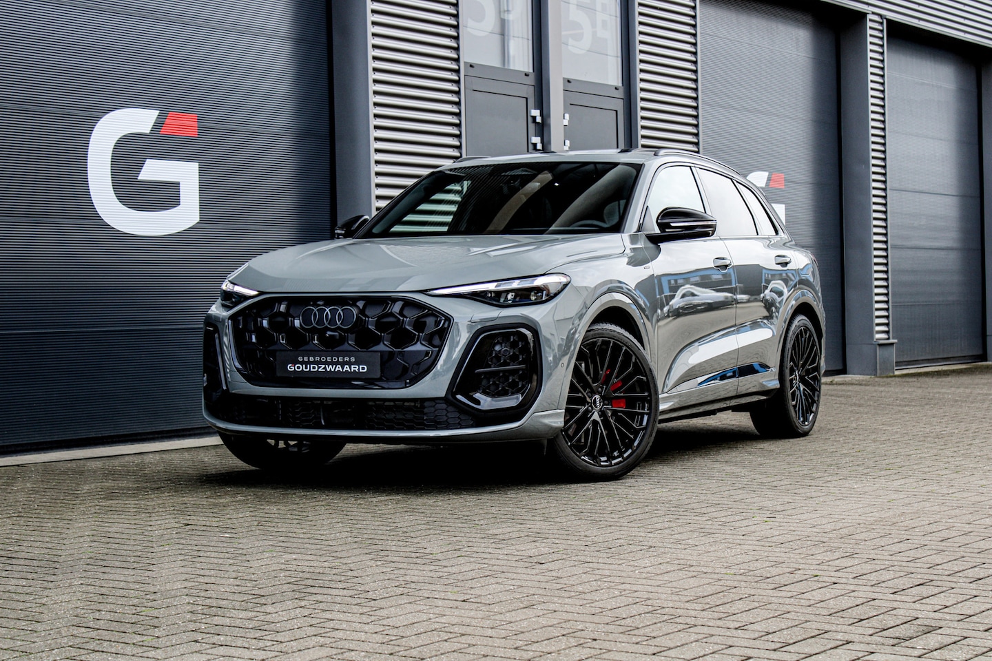 Audi Q5 - E-hybrid quattro S edition 367PK | Indiv. Quantumgrijs | Luchtvering | Pano | Trekhaak | B - AutoWereld.nl