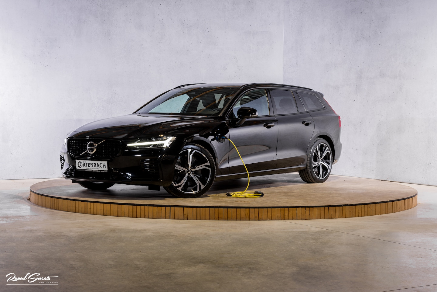 Volvo V60 - 2.0 T8 Plug-in hybrid AWD Plus Dark | Zwenkbare trekhaak | Adaptieve cruise | Memory | Bli - AutoWereld.nl