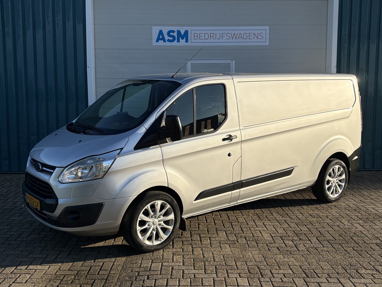 Ford Transit Custom - 290 2.0 131Pk TDCI L2H1 Trend / Cruise / Airco / Navi / Trekhaak - AutoWereld.nl